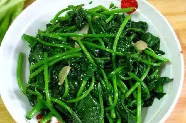 番薯葉能保護血管、清潔腸道、防貧血,改善便秘!但是不能這樣吃,趕快告訴家人~