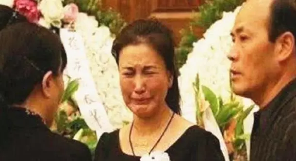 哥哥走了之後,嫂子在家養胎,半夜起來喝水,看到客廳的人楞了!