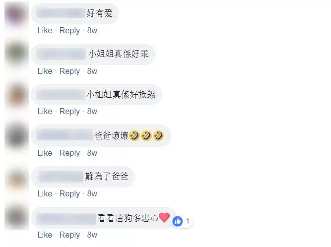 爸爸幫寶寶掃背拍嗝,汪汪秒出爪攔阻:「不准打弟弟!」