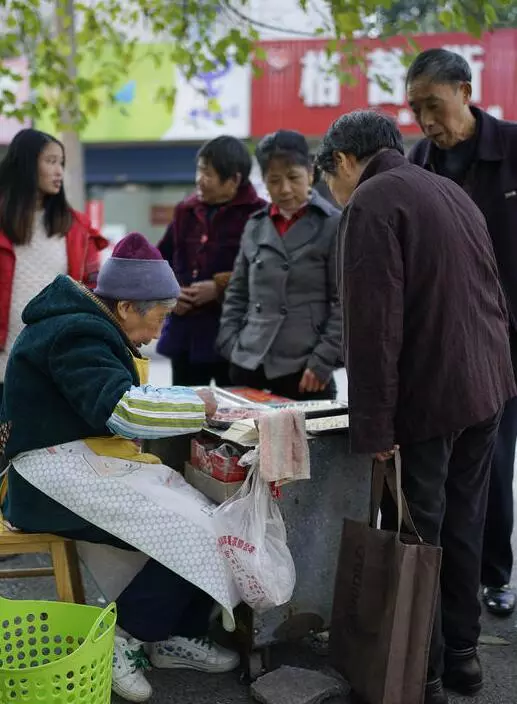 84歲老太太擺攤,每晚都有人用冥紙來買餛飩,老太太明知是冥紙也收下,背後原因不禁讓人唏噓
