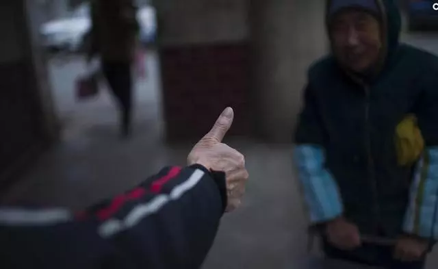 84歲老太太擺攤,每晚都有人用冥紙來買餛飩,老太太明知是冥紙也收下,背後原因不禁讓人唏噓