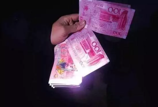 84歲老太太擺攤,每晚都有人用冥紙來買餛飩,老太太明知是冥紙也收下,背後原因不禁讓人唏噓