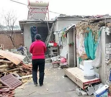 84歲老太太擺攤,每晚都有人用冥紙來買餛飩,老太太明知是冥紙也收下,背後原因不禁讓人唏噓