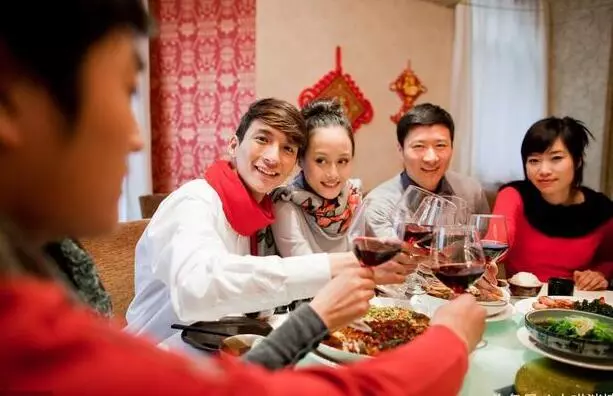 離婚後住娘家, 弟媳生兒子我送三千, 看到家族群的聊天, 我搬家了