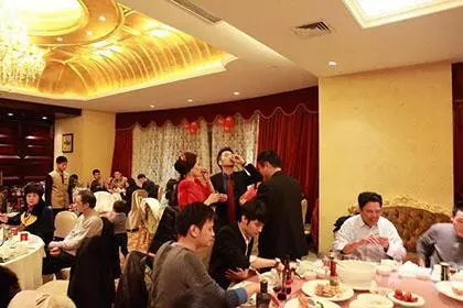 小舅子結婚, 姐夫送三千紅包, 看到家族群的聊天, 他想離婚了