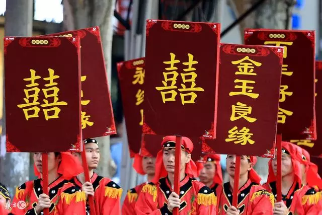 兒媳要彩禮20萬勉強湊齊, 帶來嫁妝全村眼紅, 我卻火冒三丈