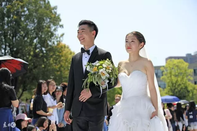 兒媳要彩禮20萬勉強湊齊, 帶來嫁妝全村眼紅, 我卻火冒三丈