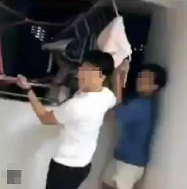 罔顧組屋安全 少年夥友高空拋晾衣架