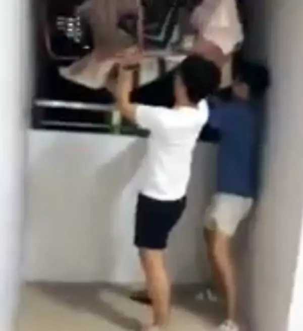 罔顧組屋安全 少年夥友高空拋晾衣架