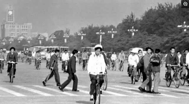 10張「30年前的台灣VS.中國」生活差異照 中國男人逛街「下半身穿搭」意外超fashion