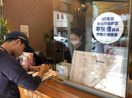 台灣年輕人「發明甘蔗渣吸管」減塑救地球 申請專利「陸資開價再高都不賣」保證土壤可分解