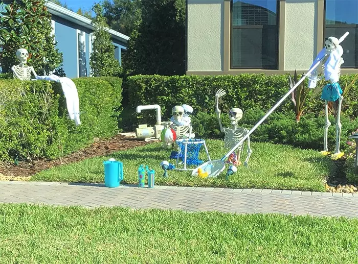 萬聖節奇景!她PO出「住隔壁的骷髏頭家族」爆紅 每天變裝「超奢侈泳池趴」網笑噴:比人還爽