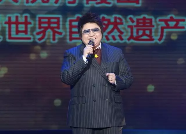 韓紅罕見全家照曝光,如此心酸令人心疼,網友:難怪一直不公開!