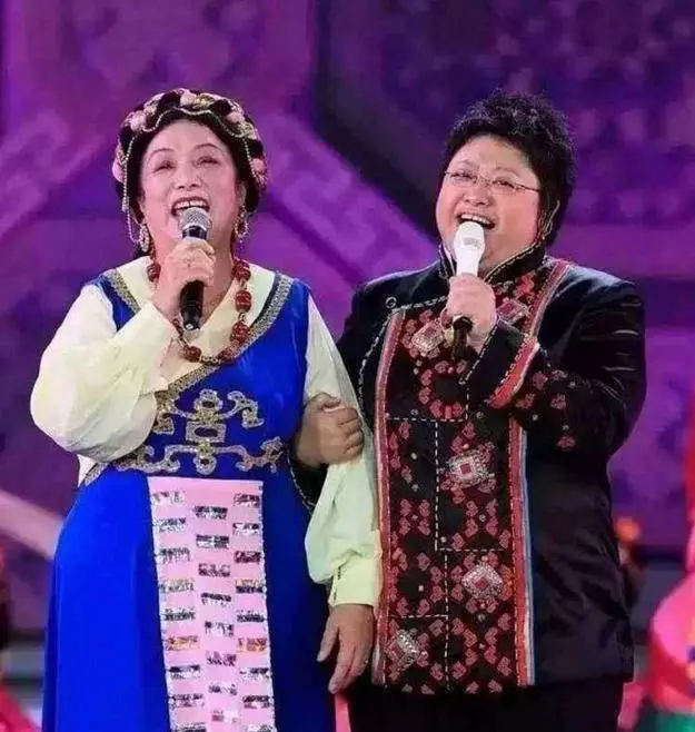 韓紅罕見全家照曝光,如此心酸令人心疼,網友:難怪一直不公開!