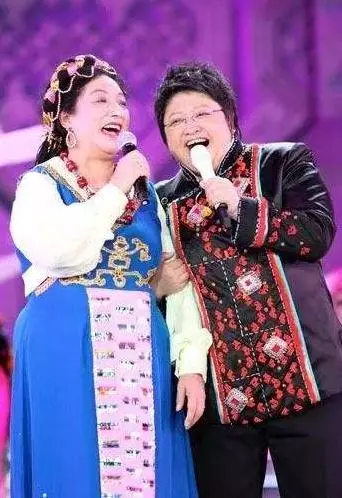 韓紅罕見全家照曝光,如此心酸令人心疼,網友:難怪一直不公開!