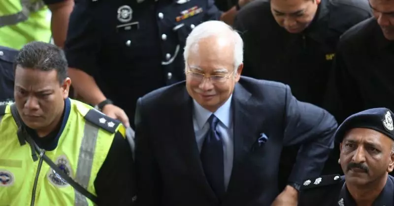 副檢察司阿末阿克蘭表示:「我一開始沒發現納吉不坐在被告欄內,因為我面向法官。不過,(主控官)哥巴斯里南(Gopal Sr