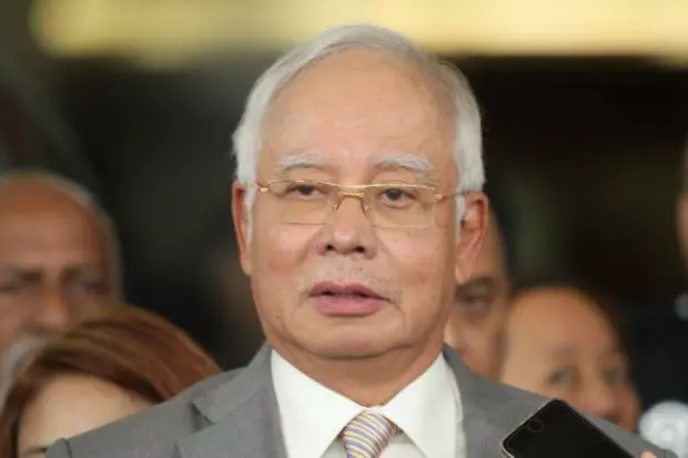 副檢察司阿末阿克蘭表示:「我一開始沒發現納吉不坐在被告欄內,因為我面向法官。不過,(主控官)哥巴斯里南(Gopal Sr