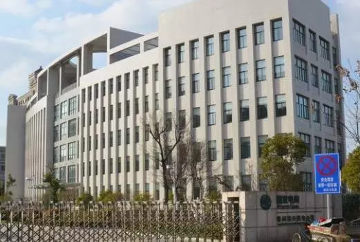 俺送弟弟一套房,回家後婆婆讓離婚,俺給她看工資單,她渾身發抖
