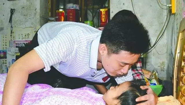 離婚三年我去前妻家看孩子,看到兒子手裡的東西,我砸了前妻家