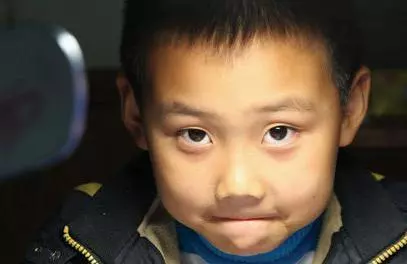 離婚三年我去前妻家看孩子,看到兒子手裡的東西,我砸了前妻家