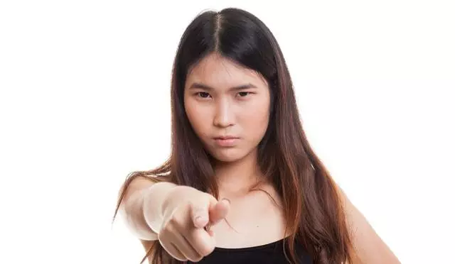 離婚三年我去前妻家看孩子,看到兒子手裡的東西,我砸了前妻家