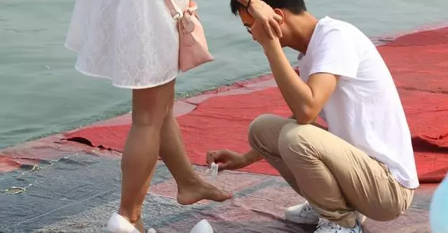 妻子去世半個月,5歲兒子說媽媽在床下,掀開床倒地不起