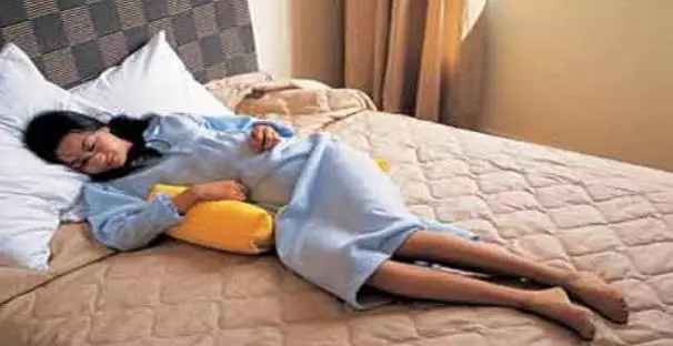 妻子去世半個月,5歲兒子說媽媽在床下,掀開床倒地不起