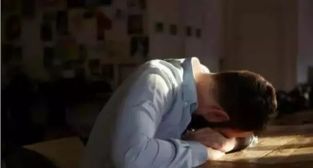 妻子去世半個月,5歲兒子說媽媽在床下,掀開床倒地不起