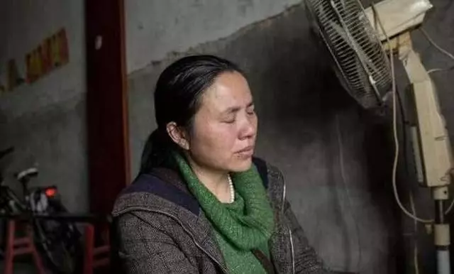 老婆流產後很少上廁所,這天聞到床頭櫃臭味,撬開後母親淚眼朦朧