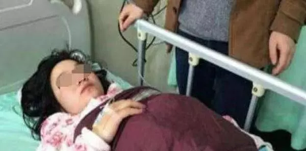 母親去世兩個月父親就再婚,俺怒去砸場,看到新娘卻送上祝福