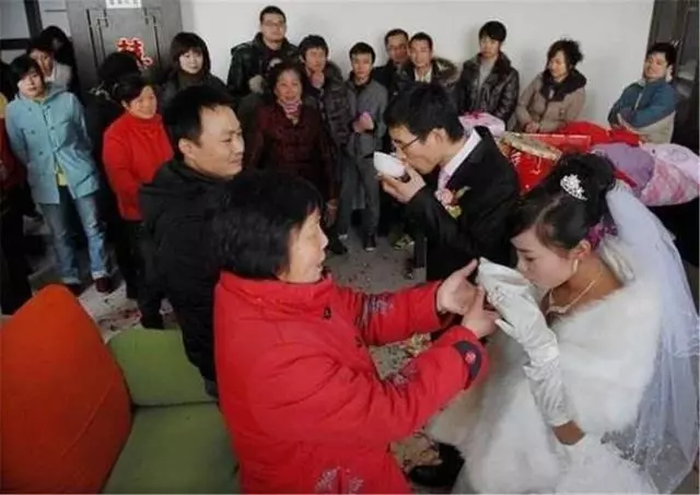 妻子當保姆,為掙錢2年不回家,丈夫帶著兒子來看望,進門呆住了