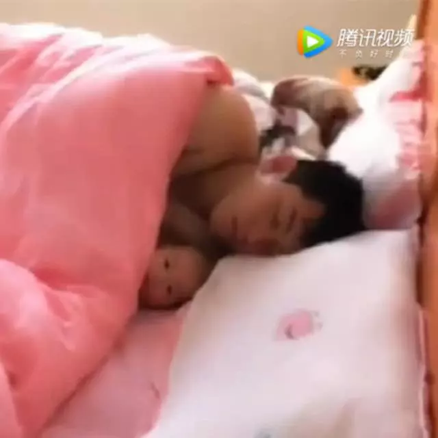 媽媽起床後爸爸摟著寶寶睡覺,當媽媽回頭看到時,眼圈濕潤