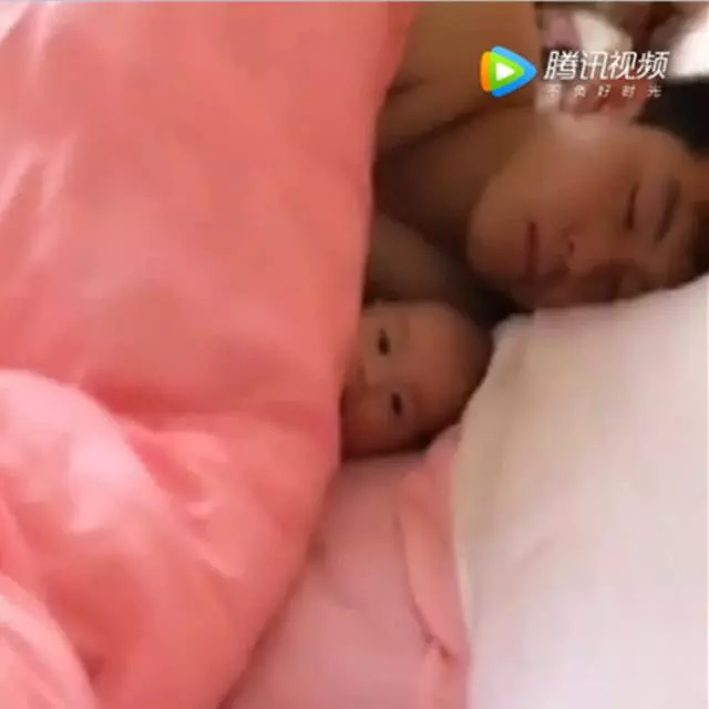 媽媽起床後爸爸摟著寶寶睡覺,當媽媽回頭看到時,眼圈濕潤