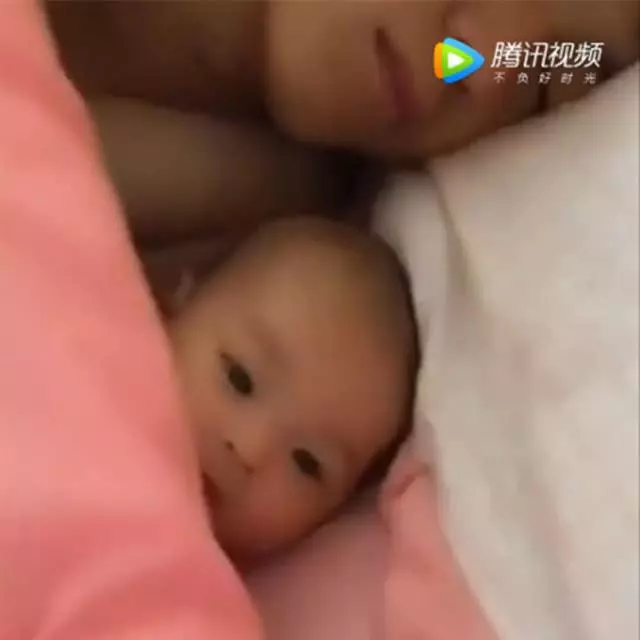媽媽起床後爸爸摟著寶寶睡覺,當媽媽回頭看到時,眼圈濕潤