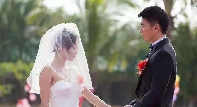岳母車禍,女婿路過卻假裝不認識,岳母康復後,含淚送他一套房