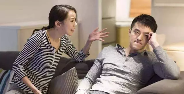 岳母車禍,女婿路過卻假裝不認識,岳母康復後,含淚送他一套房