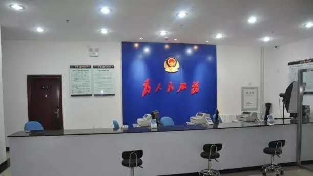 岳母車禍,女婿路過卻假裝不認識,岳母康復後,含淚送他一套房
