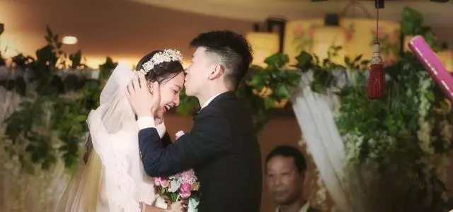 前夫結婚,我偷偷參加他的婚禮,晚上收到他的信息,我一夜未眠