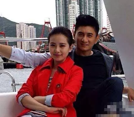 劉詩詩結婚三年終於懷上,吳奇隆緊張護妻,肚子大到藏不住!