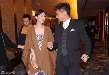 劉詩詩結婚三年終於懷上,吳奇隆緊張護妻,肚子大到藏不住!