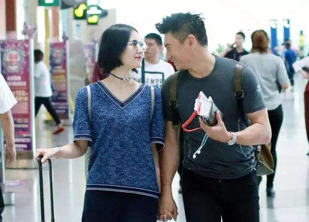 劉詩詩結婚三年終於懷上,吳奇隆緊張護妻,肚子大到藏不住!