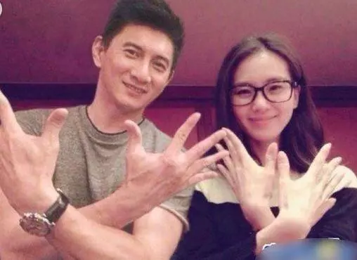 劉詩詩結婚三年終於懷上,吳奇隆緊張護妻,肚子大到藏不住!