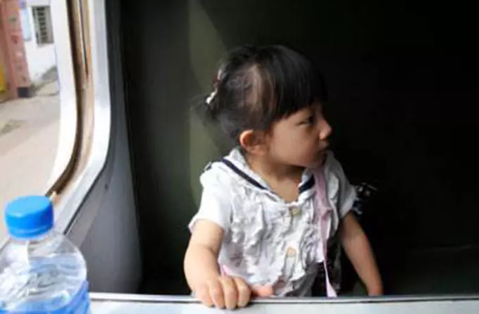 媽媽帶女兒坐火車,女兒用餐巾紙折了一隻鶴,乘務員一瞧,馬上報警