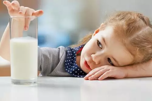 牛奶中全是防腐劑?喝牛奶有毒致癌?知道了這些,才能健康喝牛奶