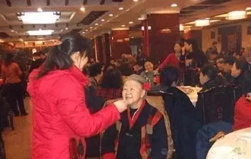 老闆母親80大壽,員工每人隨禮666,3天後被叫去財務室全都傻在原地