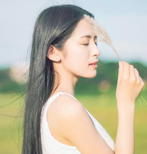 遠嫁十年沒回家,媽媽去世後,我收到她給我轉帳二十萬的簡訊提醒