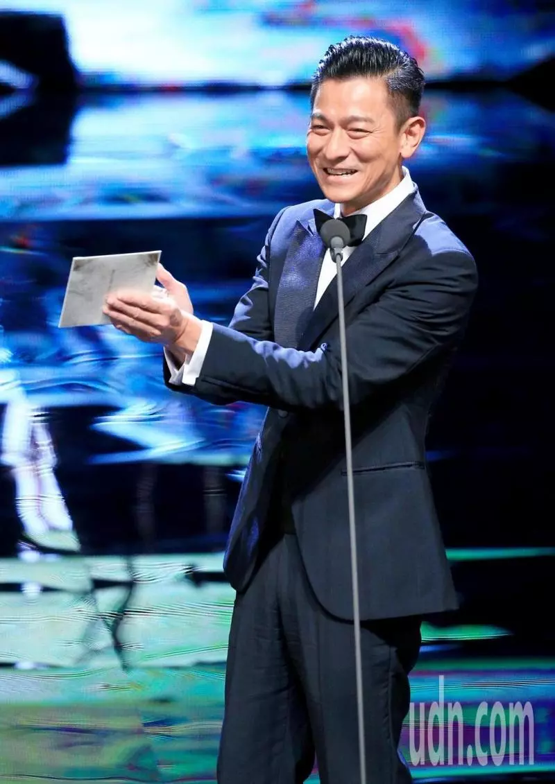 謝金燕典禮感嘆「27年前曾支離破碎」演講撼動全場 劉德華聽完「起身敬禮鼓掌」感動喝采