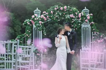 我坐月子婆婆不管我,婆婆生病住院我送箱方便麵,她打開後感動哭