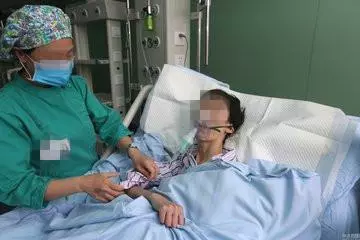 我坐月子婆婆不管我,婆婆生病住院我送箱方便麵,她打開後感動哭