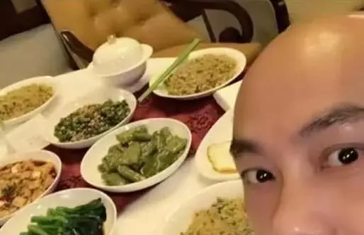張衛健「豪華住宅」被曝光,卻被桌上的「飯菜」搶鏡....這才是明星的生活!